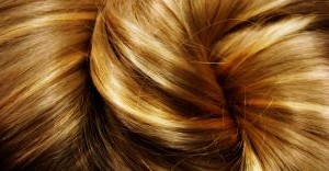 les meches en teinture blond caramel : un indémodable !